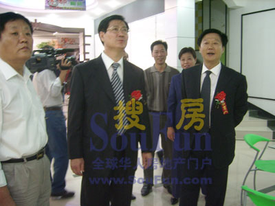開幕式結(jié)束之后有關(guān)領(lǐng)導參觀