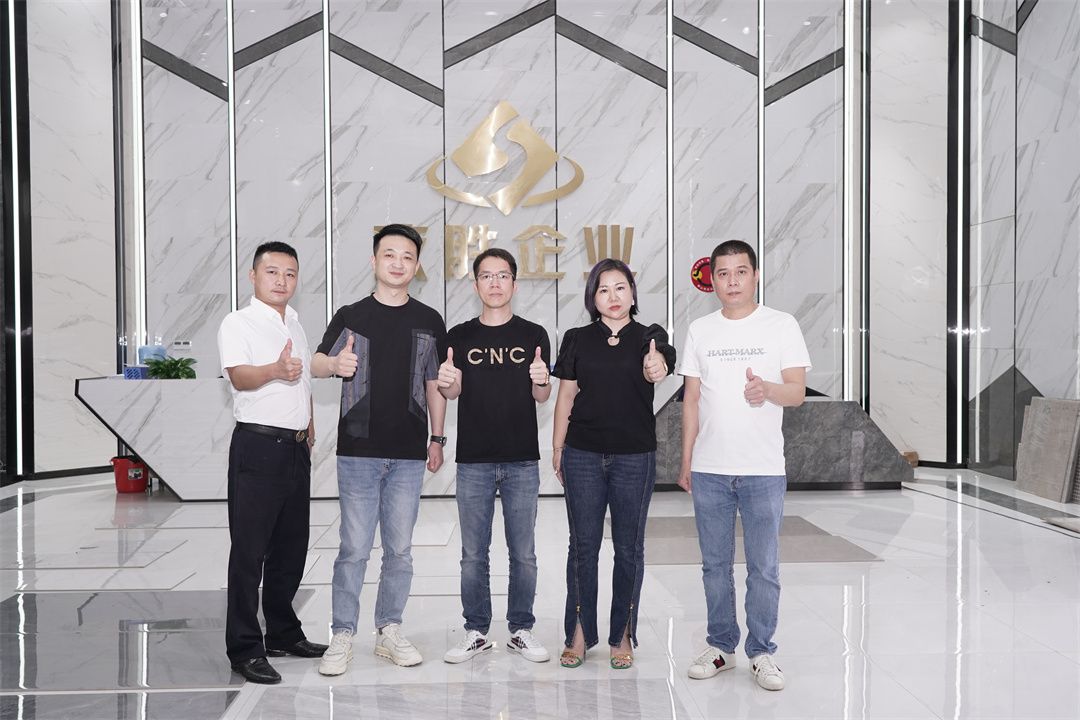從左到右：億方國際品牌總經(jīng)理 楊一龍，致勝企業(yè) 營銷總經(jīng)理 栗一鳴，致勝企業(yè)董事 林志波，致勝陶瓷品牌總經(jīng)理 譚莉，衡大陶瓷品牌總經(jīng)理 羅寶鈿.jpg