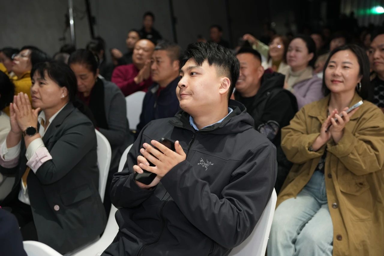 獅王瓷磚“云脈覺醒”發(fā)布會：共繪新藍圖 共贏2025！11.jpg